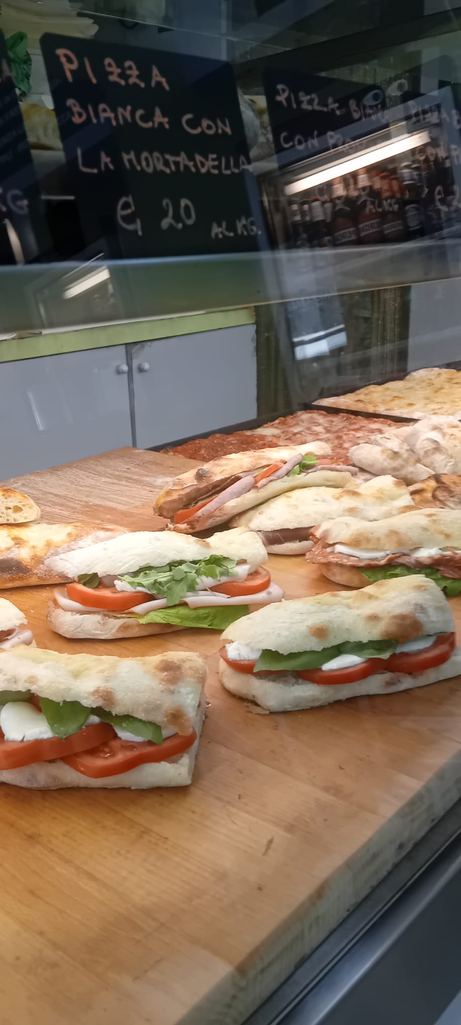 Panini con pizza bianca e ingredienti freschi