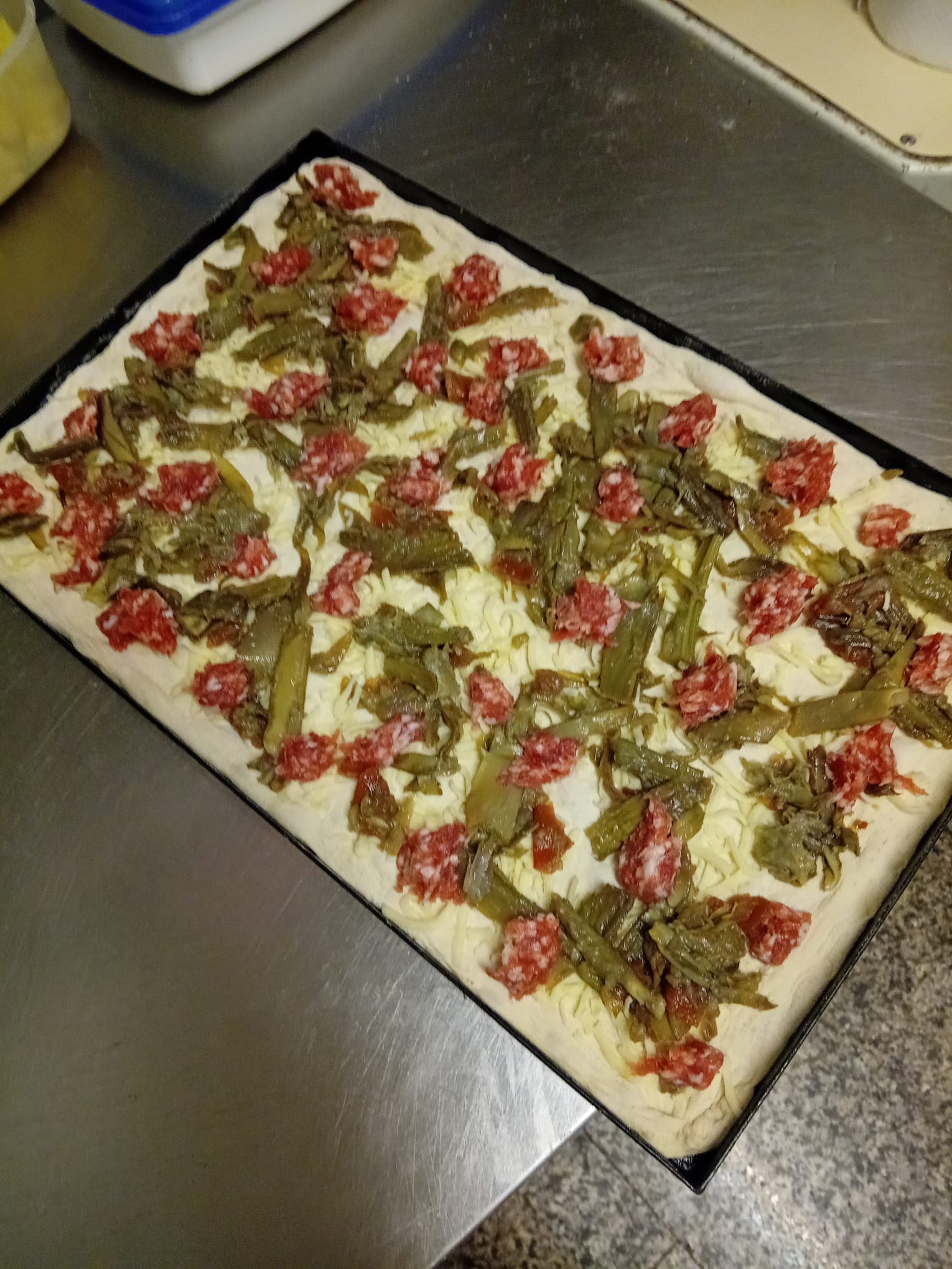 Pizza in teglia con salsiccia e friarielli