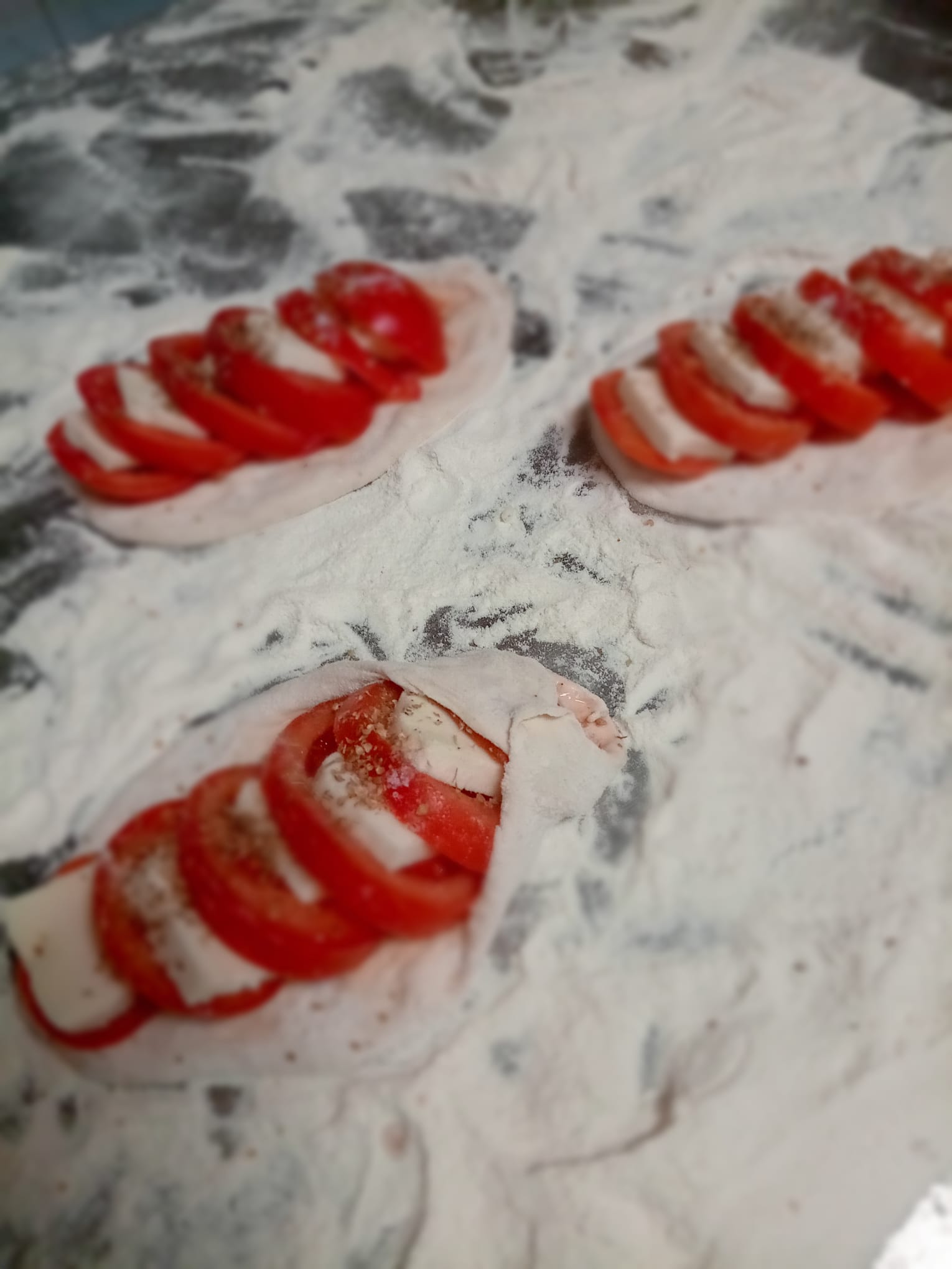 Preparazione con pomodoro e mozzarella