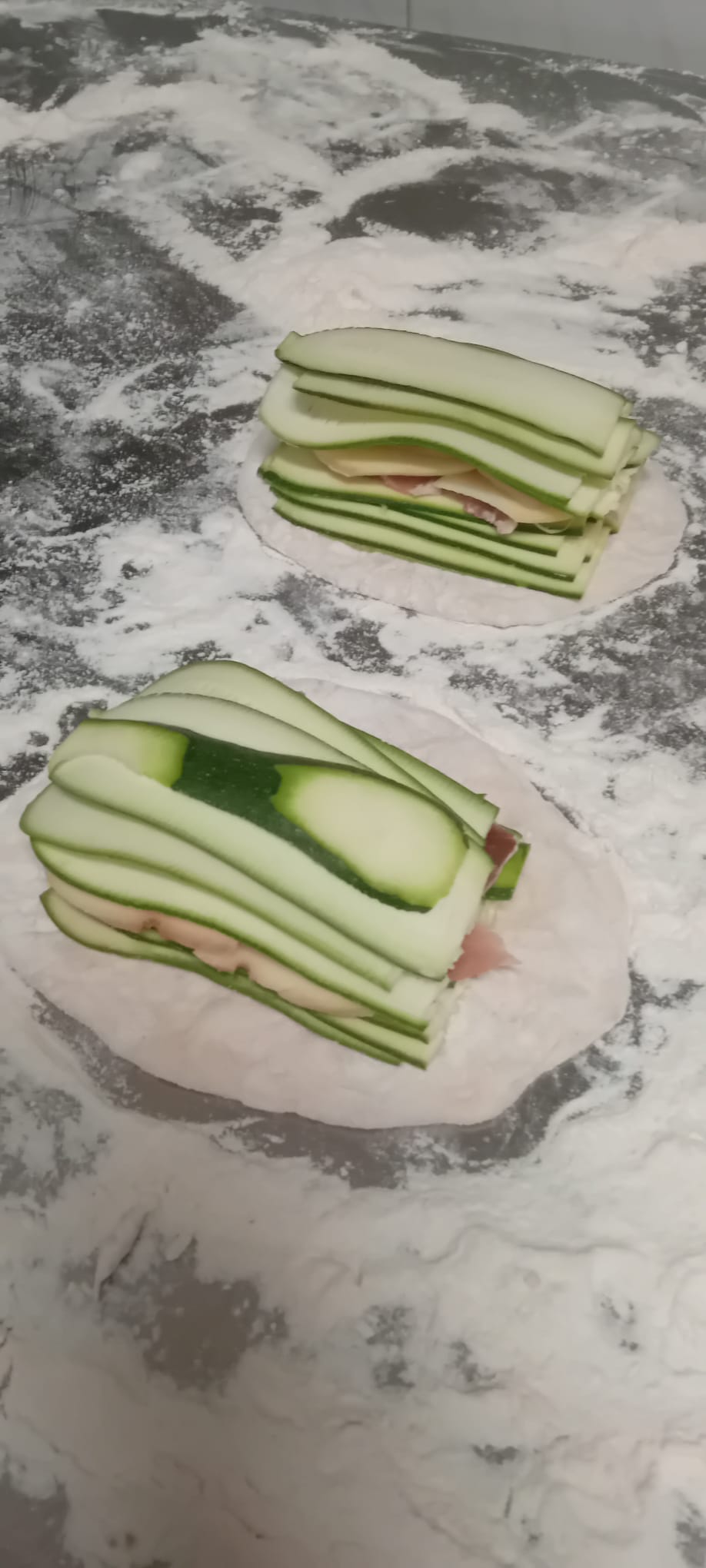 Preparazione con zucchine e prosciutto